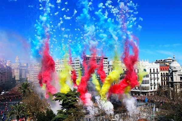 Di Valencia Spanyol, mempersiapkan perayaan Las Fallas