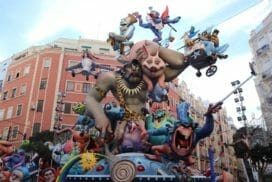 Na Espanha, Valência, preparando-se para a celebração de Las Fallas