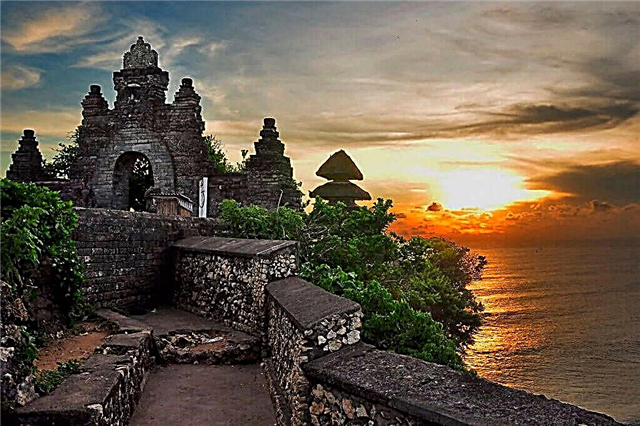Chrám Uluwatu na Bali - ochránce před zlými duchy