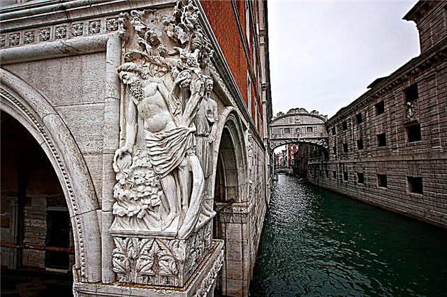 The Bridge of Sighs in Venice - a romantic place with a dark past