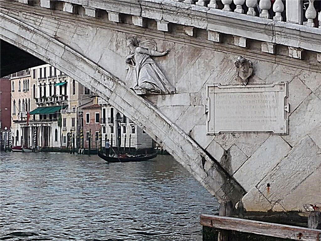 Podul Rialto - primul și cel mai vechi pod care traversează Marele Canal
