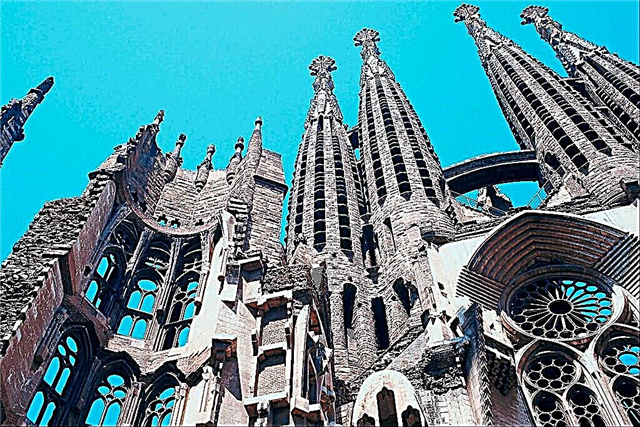 Sagrada Familia -kirkko Barcelonassa