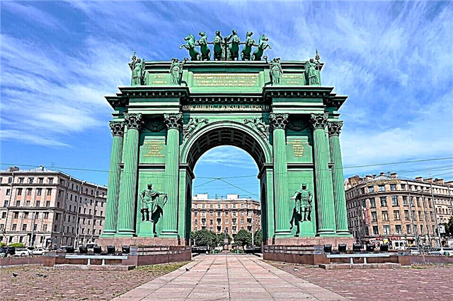 Portões do triunfo de Narva em São Petersburgo