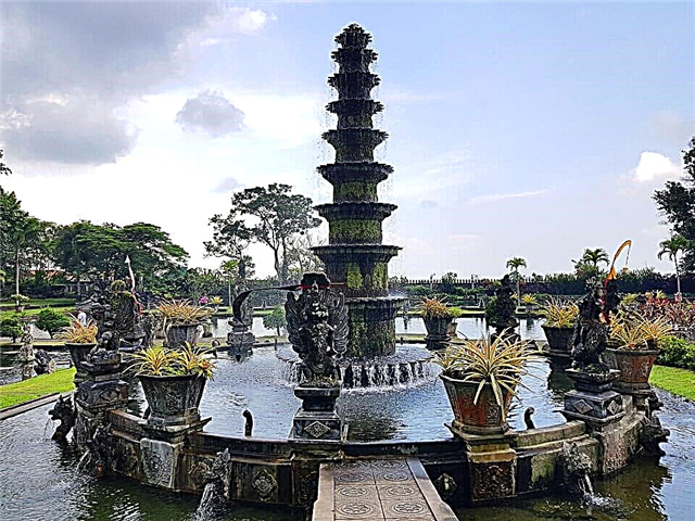 Cung điện nước Tirta Ganga ở Bali