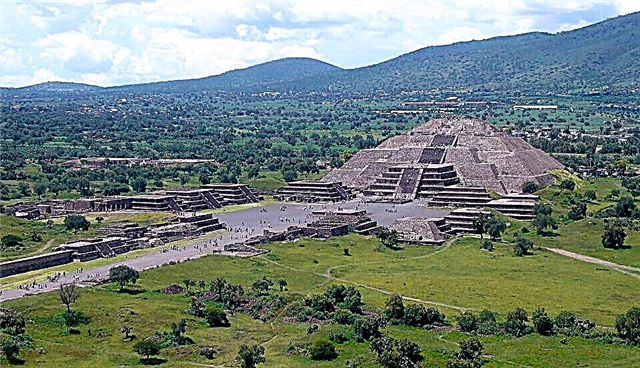 Piramide aztece în Mexic