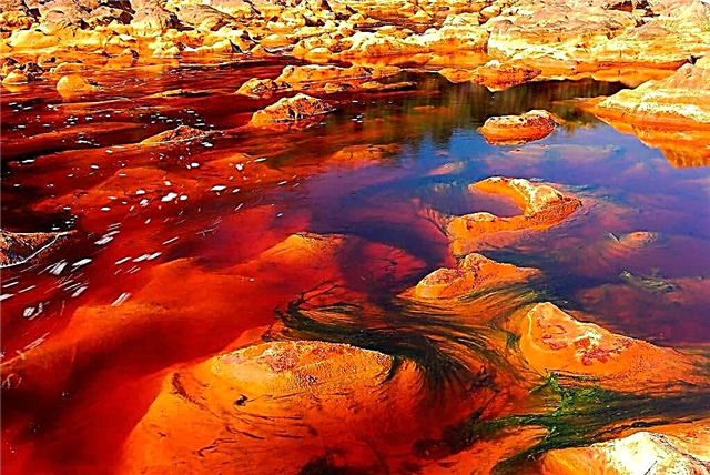 Râul roșu Rio Tinto în Spania