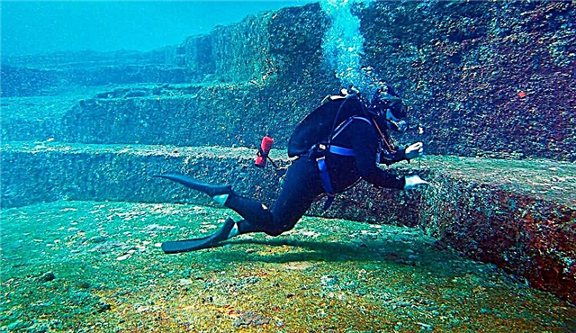 Pyramides sous-marines de Yonaguni au Japon