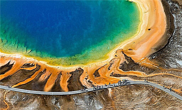 Yellowstone in the USA - a unique park, supervolcano, lakes and geysers