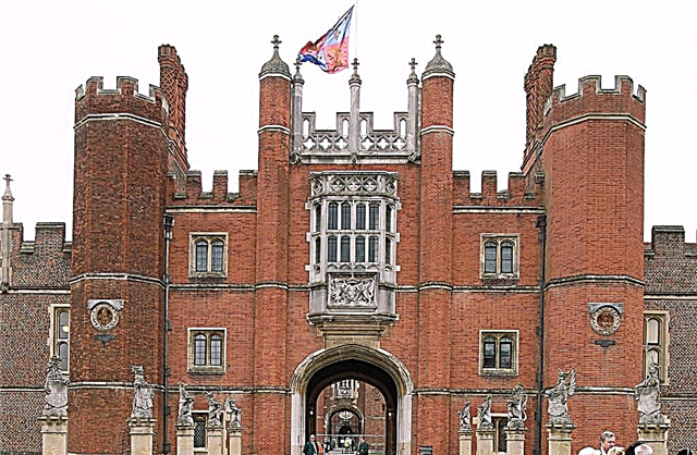 قصر هامبتون كورت في إنجلترا