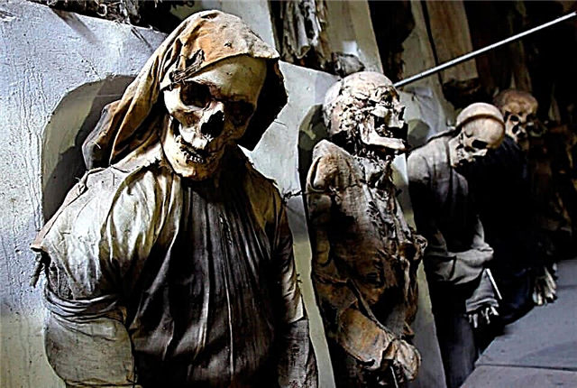 سراديب الموتى من Capuchins في باليرمو - مدينة الموتى الإيطالية