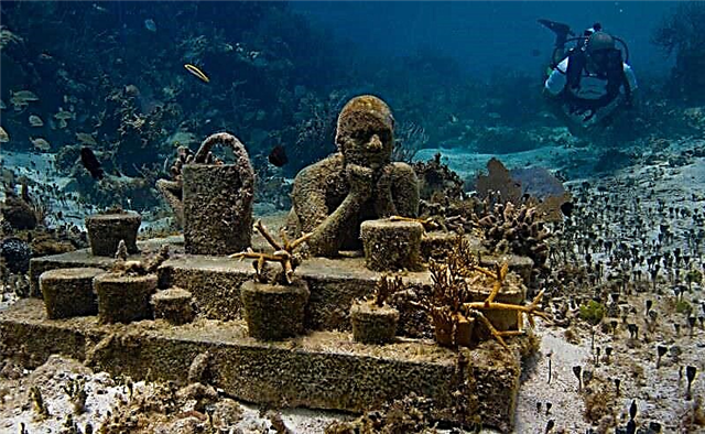 Unique underwater statues