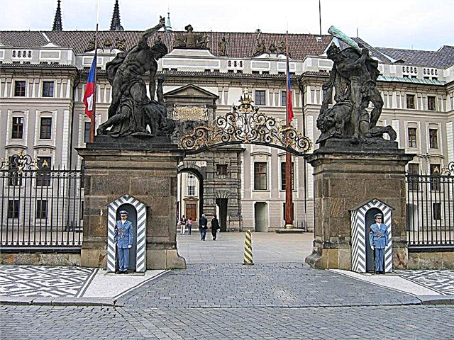 Het oude koninklijke paleis in Praag - de plaats waar het lot van het land wordt bepaald