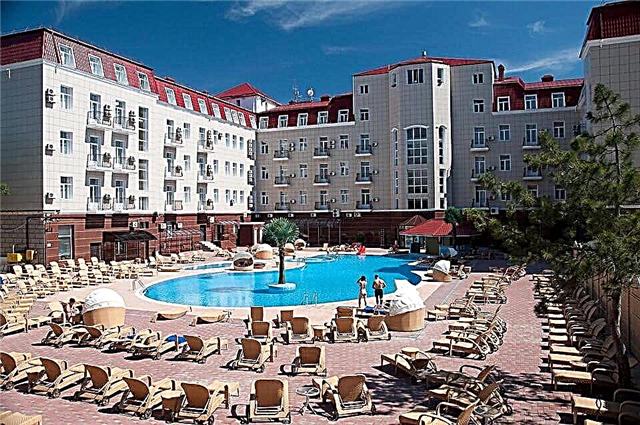 Khách sạn có bể bơi tại Yevpatoria